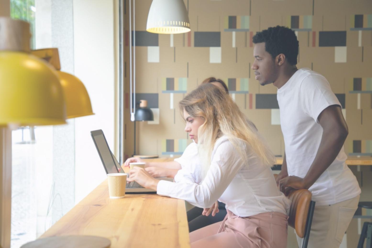 Arbeitsbereich mit Budget-Analysen und Finanzunterlagen